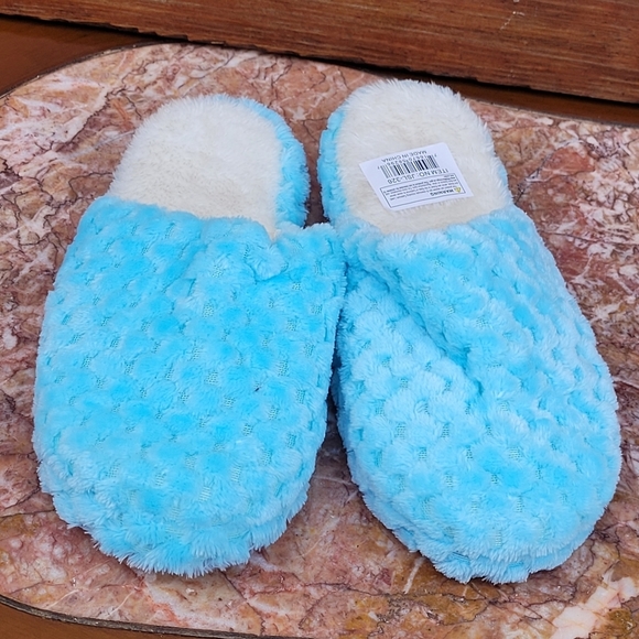 Women's Slippers Sz 5-6 - Picture 2 of 7